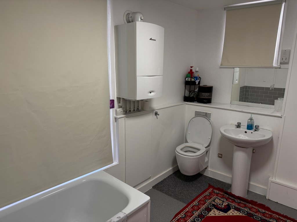 Lot: 43 - MIXED USE INVESTMENT IN TOWN CENTRE PRODUCING APPROX. £34,000 PER ANNUM - Rear bathroom with white suite